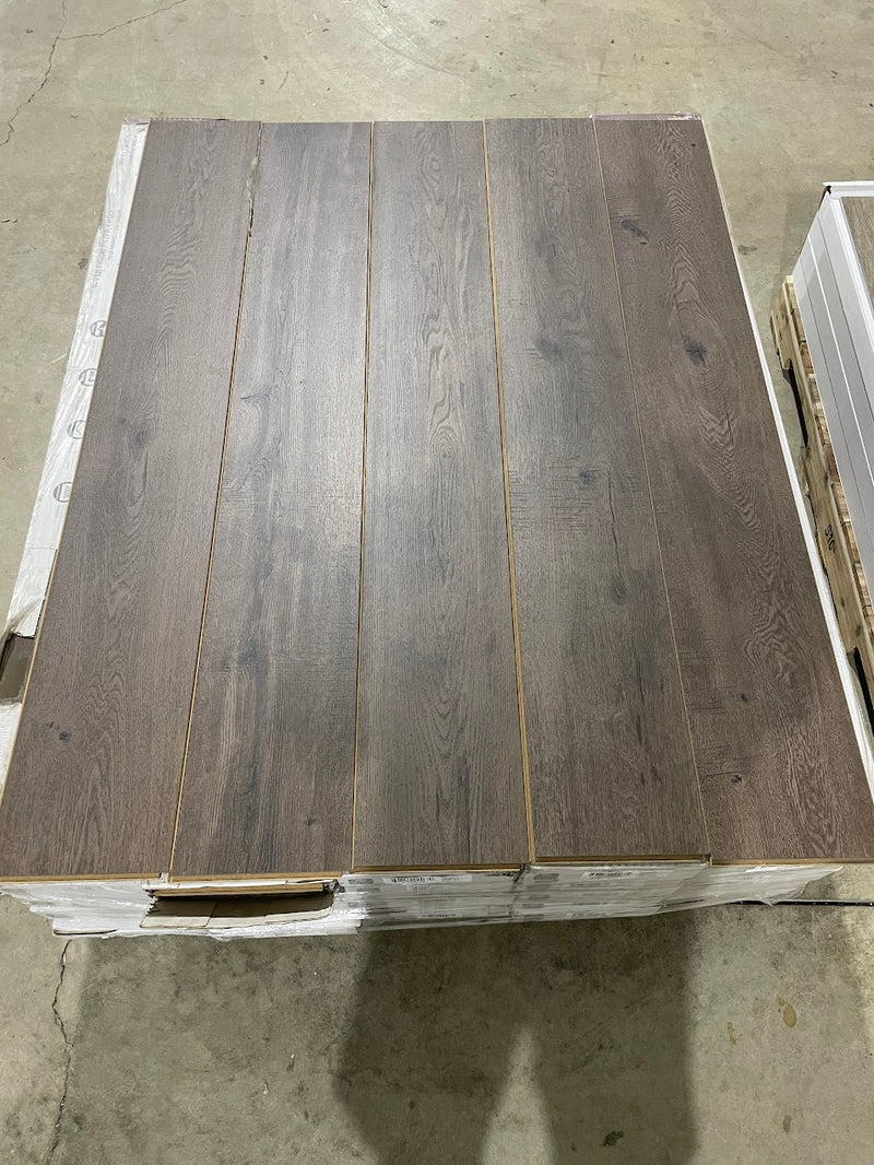 ($0.89/sqft) allen + roth Sierra Brown Oak 8-mm T x 8-in W x 50-in L Water Resistant Wood Plank Laminate Flooring