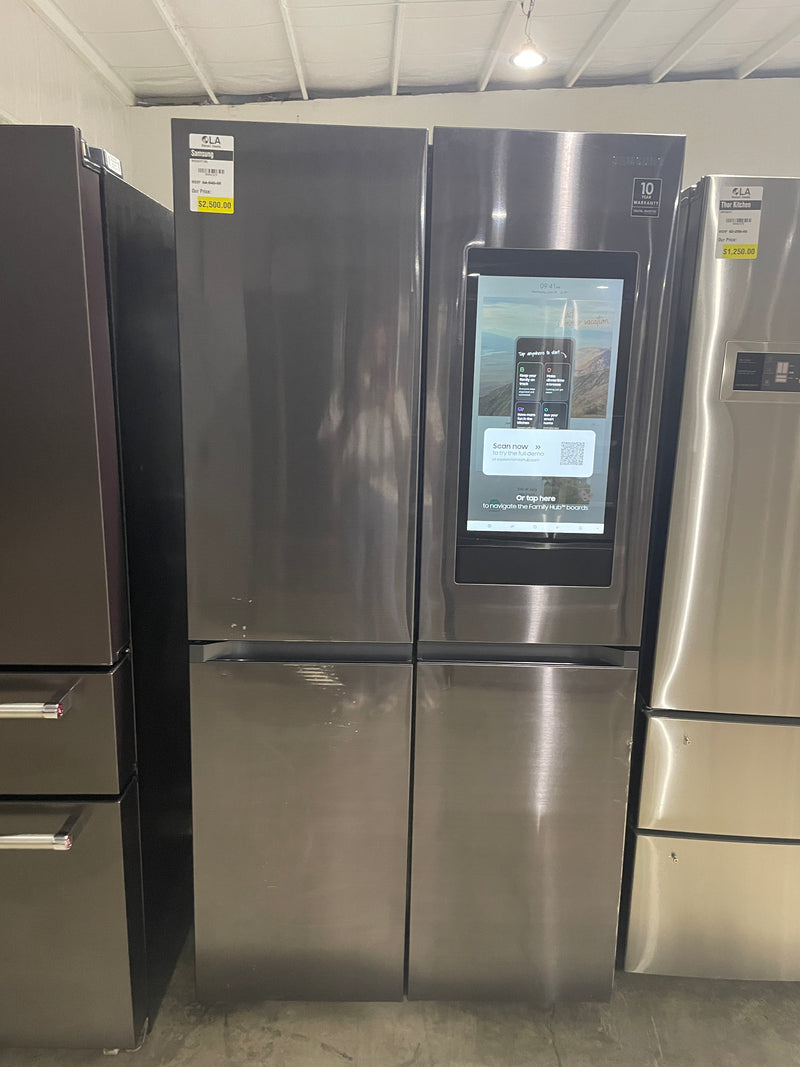 Samsung RF23A9771SG 22.5 cu. ft. Family Hub 4-Door French Door Smart Refrigerator